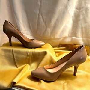 BRAND NEW IN BOX , Classic, stylish, Neutral for all occasions / size 8.5 W
